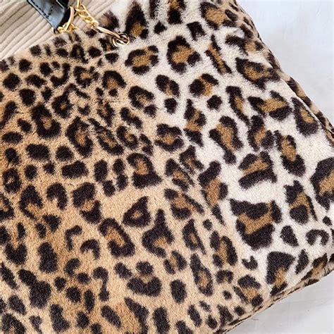 sac fourre tout imitation léopard cuir et strass